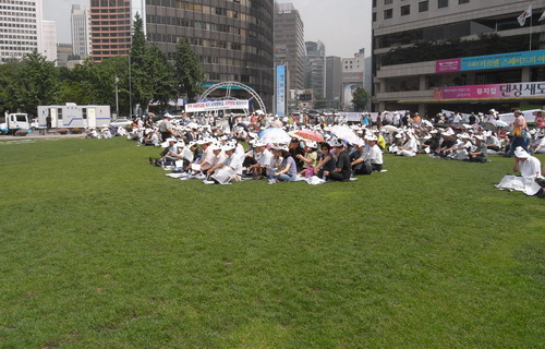 사학 교직원들은 신도들과 50미터 떨어진 곳에 있었다. 그래서 신도들과 이들 사이에는 텅 비어 있었다. 